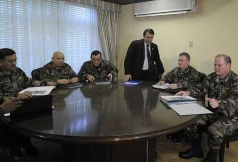 President Lugo meets with members of the military command