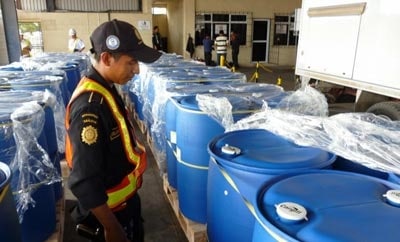 Salvadoran official examines precursors seized in July 2012