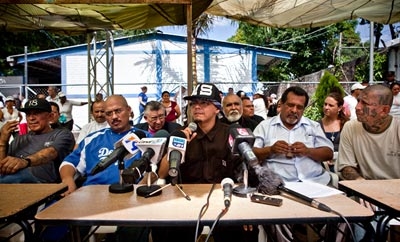 El Faro photo of gang leaders with truce negotiator