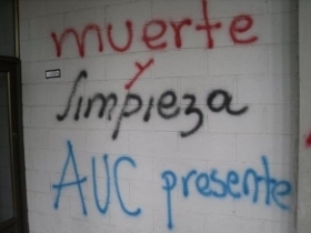 Grafiti amenazante en una pared en Colombia