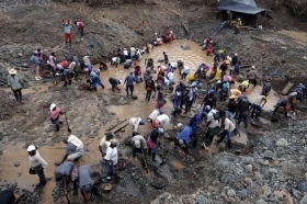 Mineros ilegales buscan oro en la tierra en Anorí, Colombia