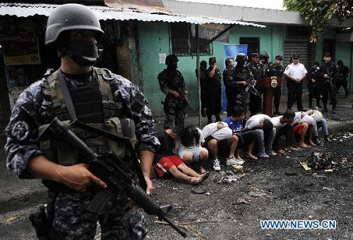 El Salvador police round up suspected gang members