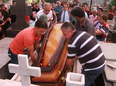 Mourners bury slain journalist Jose de Lemos