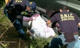 Agents of Honduras' DNIC at a crime scene