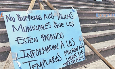Protest sign accusing police of drug ties in Michoacan