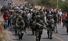 Residents and vigilantes flank soldiers in Michoacan