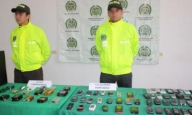 Colombian police with stolen cell phones