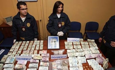 Chilean officials with confiscated money