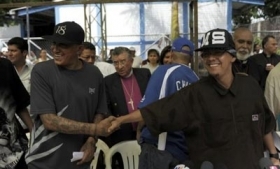Rival gang leaders in El Salvador shake hands
