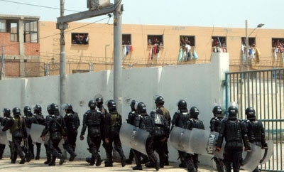 Police enter the Modelo prison in Barranquilla in 2012