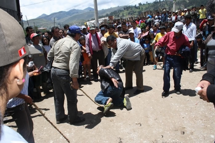 Cajamarca vigilantes beating an alleged thief