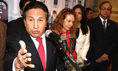 Alejandro Toledo (front) and his wife (center)