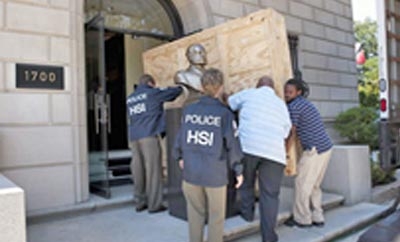 Security forces with stolen Peruvian antiquities