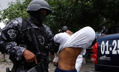 El Salvador police and gangs are not always enemies