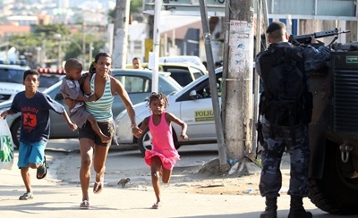 A family flees gang-security force clashes in Rio