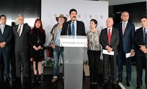Senator Javier Corral and supporters presenting the amnesty proposal