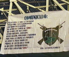 Banner hung by the 'Nueva Familia'