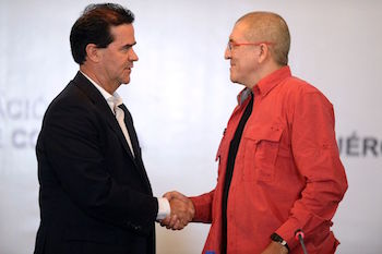 Government negotiator Frank Pearl (left) and the ELNâs Antonio Garcia (right) shake hands in Caracas