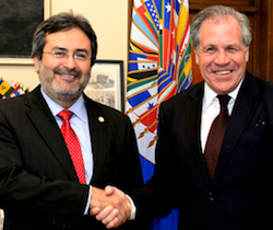 MACCIH spokesperson Juan JimÃ©nez Mayor with OAS chief Luis Almagro