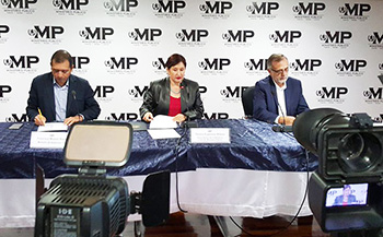 Guatemala Officials announce the Cooperacha case. c/o elPeriodico