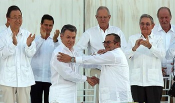 Colombian President Santos and FARC leader Timochenko shake hands at the peace ceremony