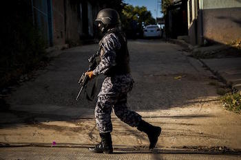 Salvadoran police officer on patrol c/o VÃ­ctor PeÃ±a