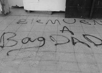 El nombre de la pandilla Bagdad aparece escrito en el suelo