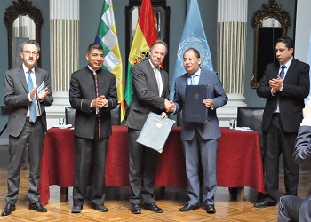 The UNODC and Bolivia signing the 2016-2020 Country Program