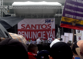 Ex-President Ãlvaro Uribe speaking at an anti-corruption march on April 1