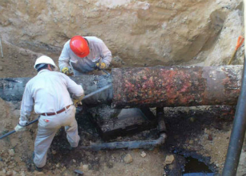 Pemex engineers repairing a pipeline in Mexico