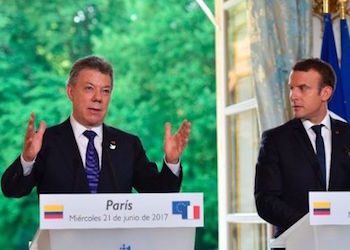 Colombian President Juan Manuel Santos and his French counterpart Emmanuel Macron during the bilateral meeting in Paris
