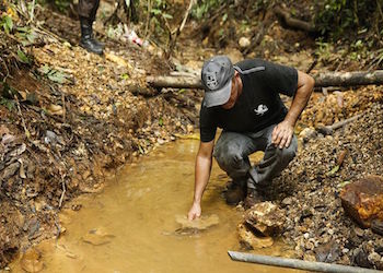 Greivin RodrÃ­guez identifies a river contaminated from illegal gold mining in Crucitas