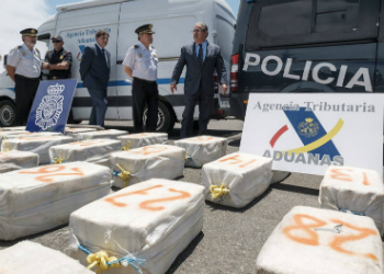 Spain's Interior Minister Juan Ignacio Zoido inspecting the cocaine seized on June 4