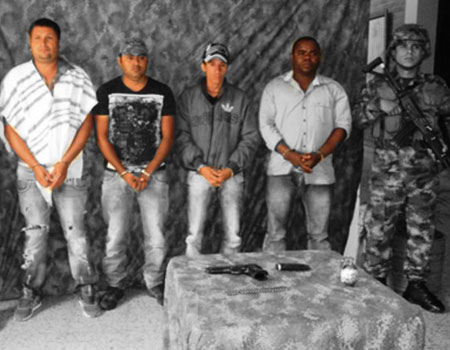 Cuatro miembros de Los Gaitanistas aparecen arrestados junto a un militar colombiano