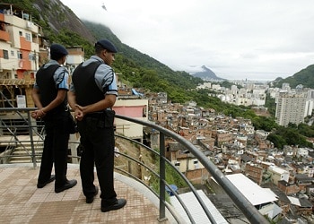 Agentes de la UPP en una favela de Rio