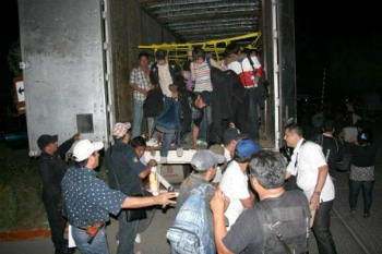 Migrantes indocumentados son desalojados de camión en México