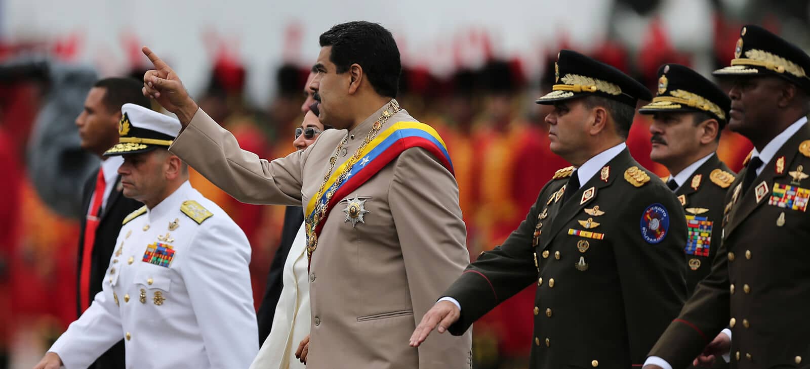 MiliciaPuebloEnArmas - Tirania de Nicolas Maduro - Página 30 2-President-Nicolas-Maduro-walks-with-the-Army-commanders-baton-in-hand-Army-Day-Caracas-24-06-2017-Credit-Fernando-Llano-Venezuela-estado-mafia-Cartel-de-los-soles-AP_-17175685679097-copy