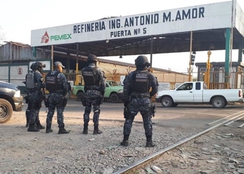 La Policía federal en la refinería de Salamanca, Guanajuato
