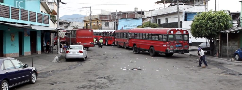 Extorsión a buses rojos de Guatemala: unión de intereses criminales de pandillas y élites