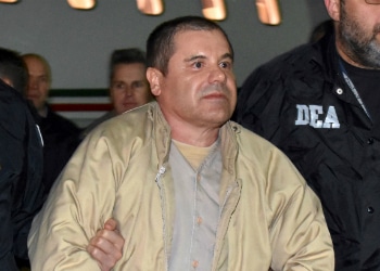 Agentes de la DEA escoltan al excabecilla del Cartel de Sinaloa, Joaquín Guzmán Loera, alias "El Chapo"