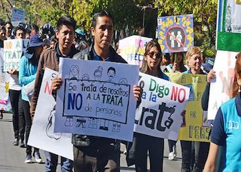 Manifestante protestan contra la trata de personas en Bolivia