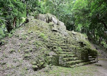 Ruinas de pequeña pirámide maya en Tikal, Guatemala