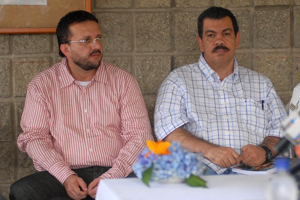 Carlos Mario Jiménez, alias “Macaco”, socio de Memo fantasma y jefe visible del Bloque Central Bolívar de la AUC, sentado al lado de Diego Murillo, alias “Don Berna”, otro caudillo paramilitar y jefe de la Oficina de Envigado, sucesora del Cartel de Medellín FOTO: AP.