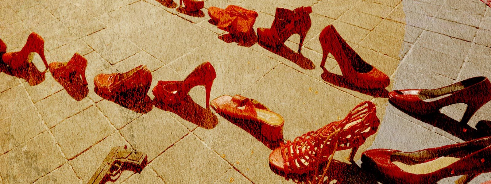 Zapatos de mujeres alineados en el piso