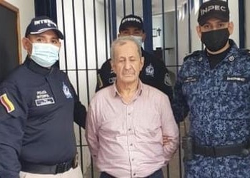 Hernán Giraldo es custodiado por guardias colombianos