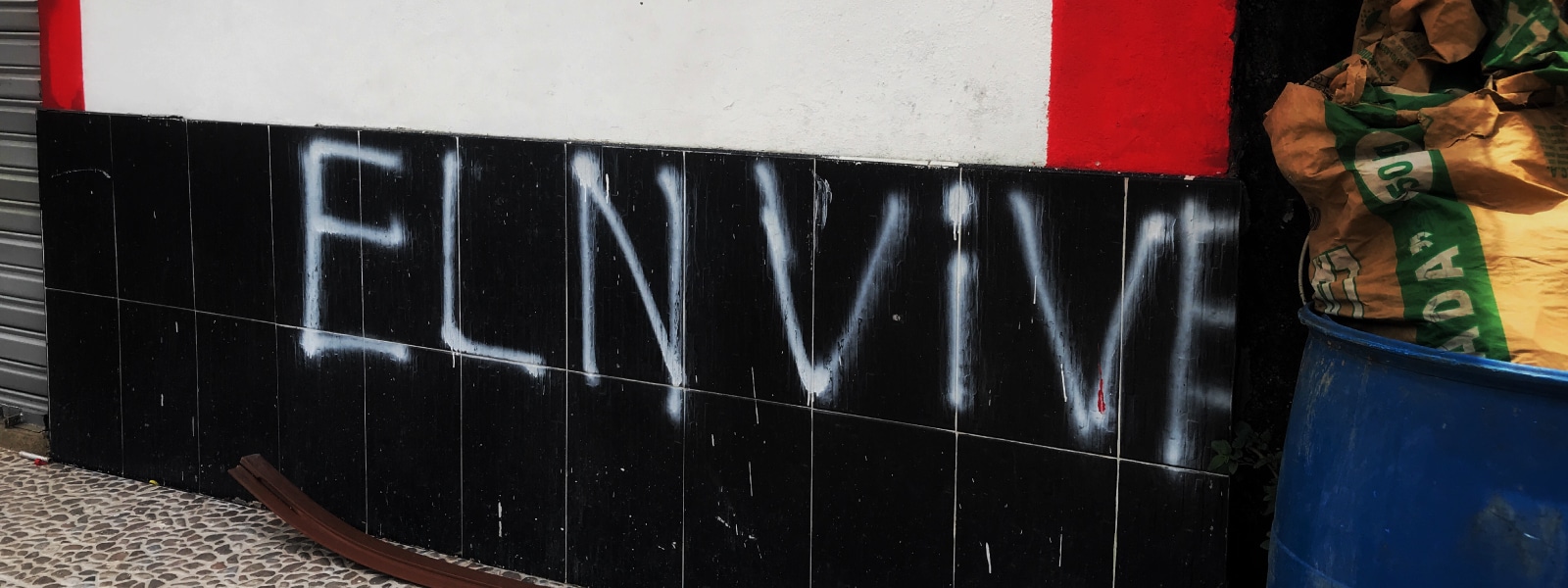 El Ejército de Liberación Nacional (ELN) pinta graffitis en El Tarra, Norte de Santander