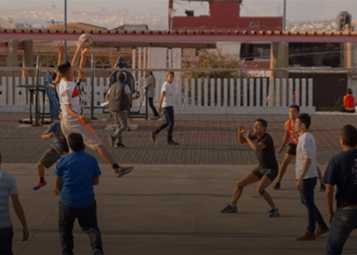 Niños juegan en calles de México