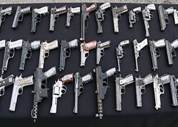 Mercado negro de armas en México se extiende a las redes sociales