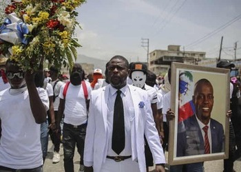 Jimmy Chérizier en la ceremonia de la que el primer ministro de Haití tuvo que huir