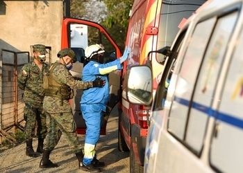 Miembros del ejército registran a un conductor de ambulancia en la Penitenciaría del Litoral después de actos de violencia en Ecuador